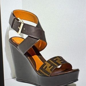 FENDI :Sandulo Zucca Jack+Cuoio Lics. COLOR: Respect Tabacco Grown